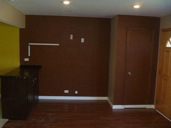5th image of 10559 Diversey Ave