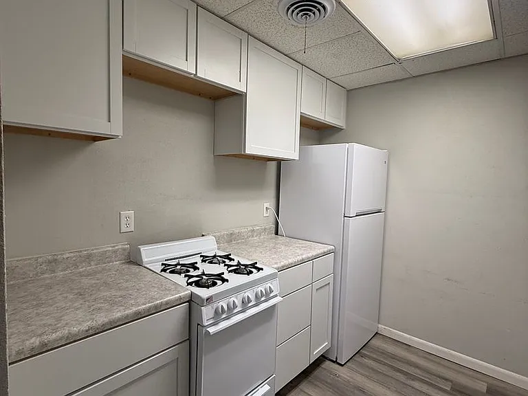 2447 E Walnut Street — Photo 4