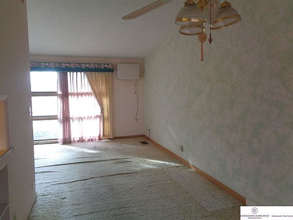 4th image of 1726 Valley St