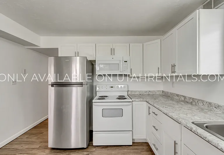 398 W State St — Photo 4