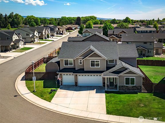 3rd image of 2402 N Creeksedge Way