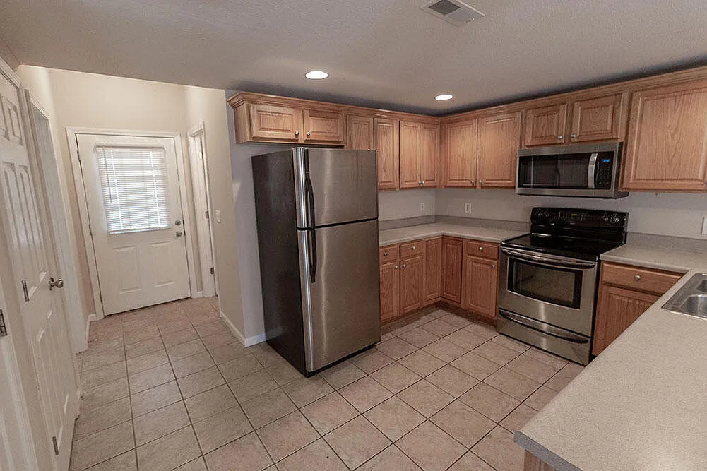 3 bed, 3.0 bath, 1738 sqft, $1,850 — Photo 3