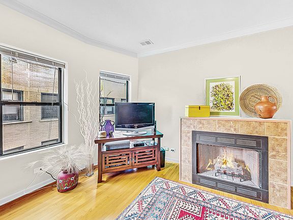 5th image of 7442 N Hermitage Ave APT 3J