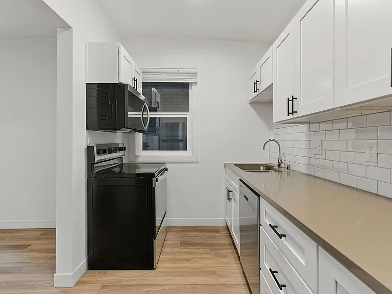 Cambridge Court Apartments — Photo 19