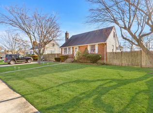 32 Inwood Rd, Glen Cove, NY 11542