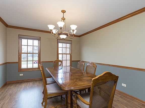 3rd image of 581 Meadowview Dr