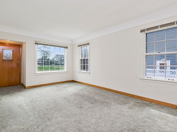 3rd image of 736 N Stone Ave