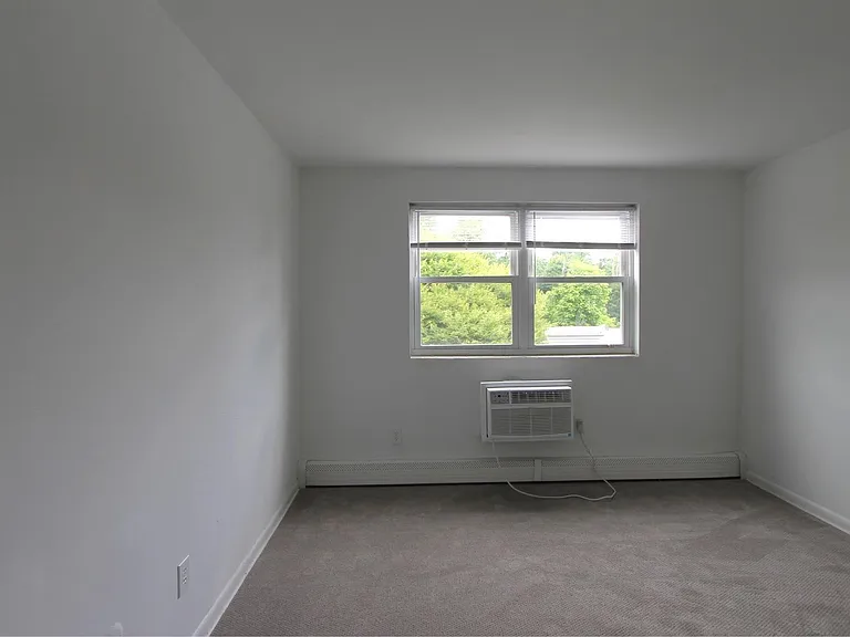 West Walnut Lane Apartments — Photo 29