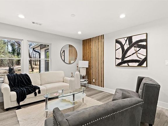 4th image of 1027 N Born Rd