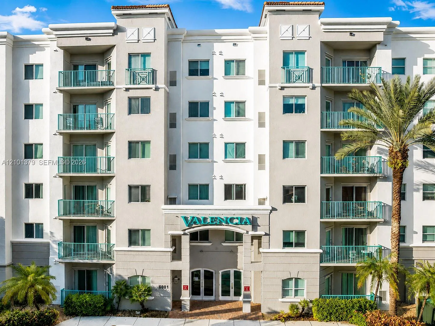 Valencia Condo — Photo 2