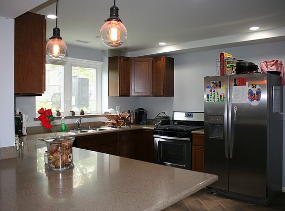 5th image of 221 S William St