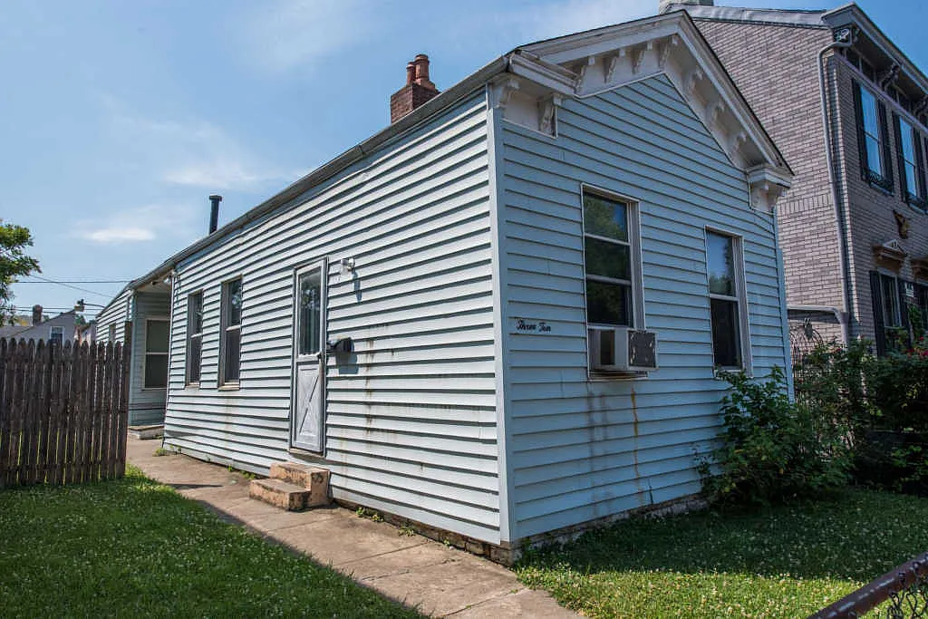 310 Lindsey St photo 1