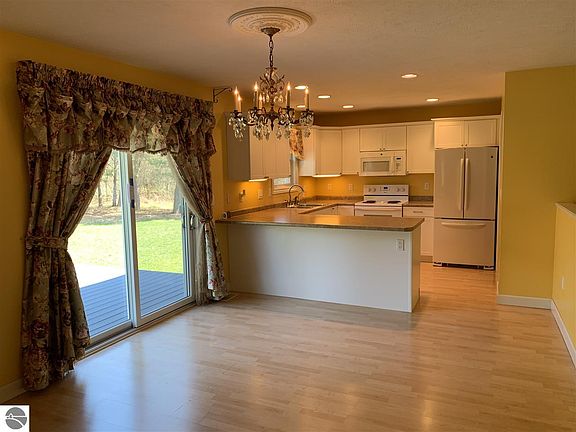 3rd image of 3865 Driftwood Dr