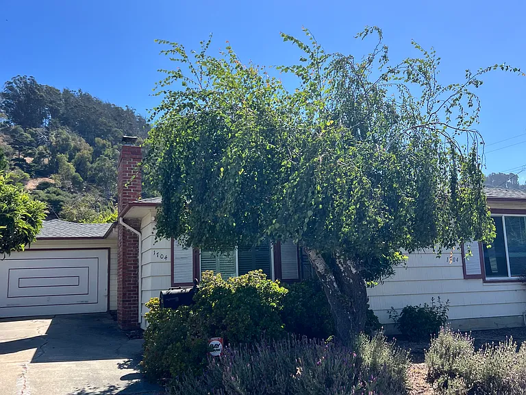 1704 Wesley Ave — Photo 1
