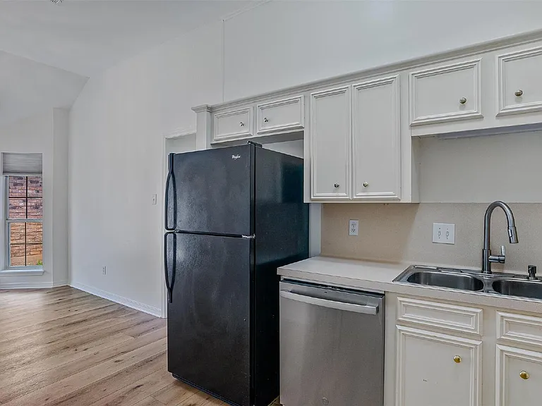 1435 Williamsburg Dr — Photo 9