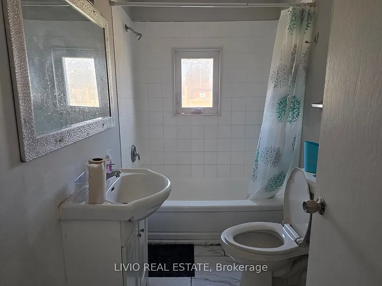323 Queen St E — Photo 12