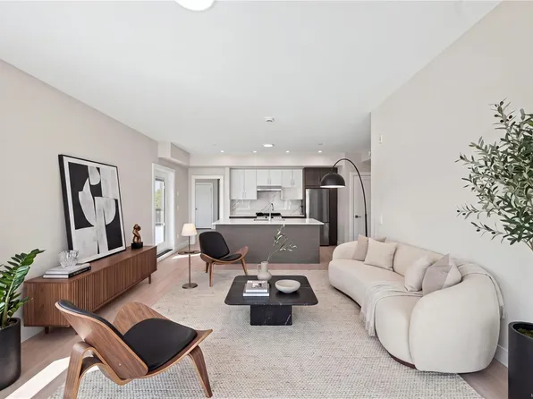 171 Jensen Ave W #210, Parksville, BC V9P 1K3