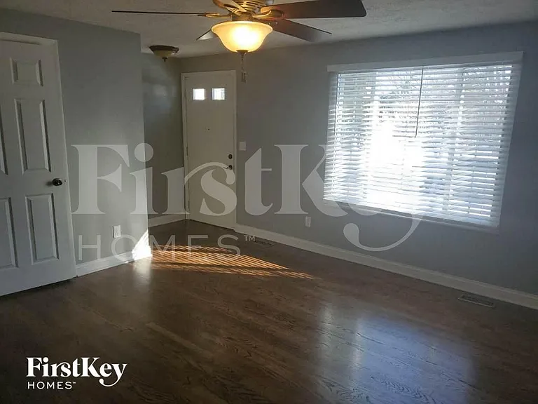 4207 Edinburgh Dr — Photo 2