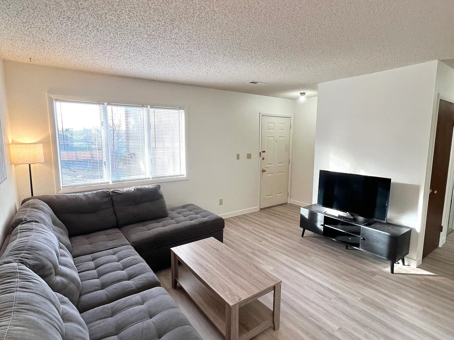 2 bed, 900 sqft, $2,349 — Photo 4