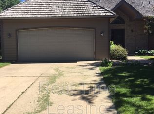 936 Sherwood Rd, Shoreview, MN 55126