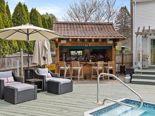 26 Meadowbrook Rd, Bedford, MA 01730