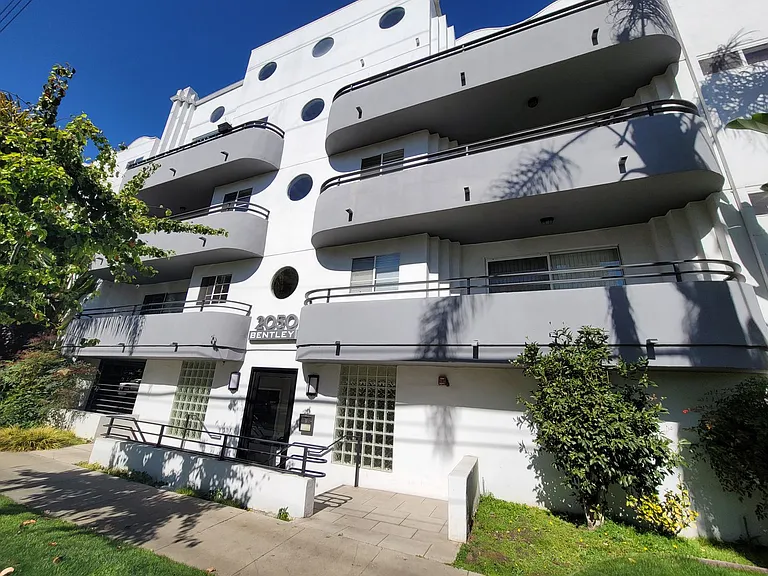 2050 S Bentley Ave — Photo 4