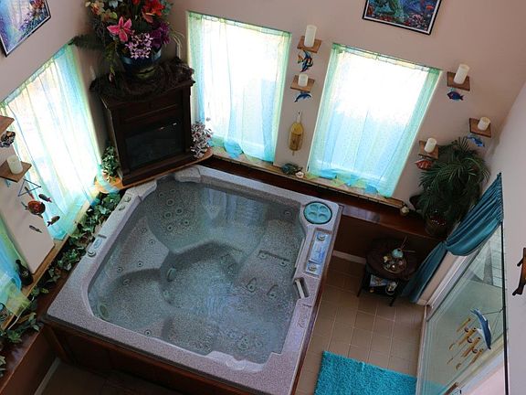 2-Story Hot Tub Room!