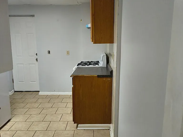 427 Elmer St — Photo 1