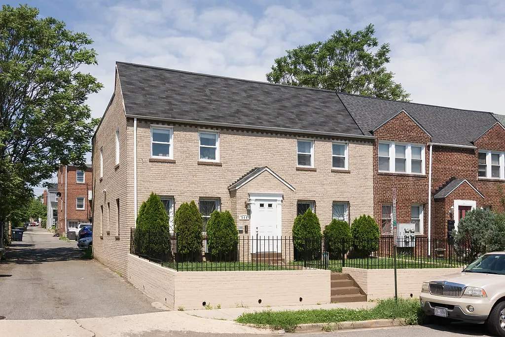 2 bed, 700 sqft, $1,950 — Photo 1