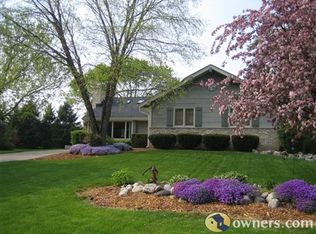 N24W22514 Meadowood Ln, Waukesha, WI 53186
