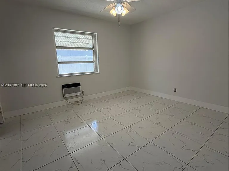 405 SE 23rd St #1 — Photo 10