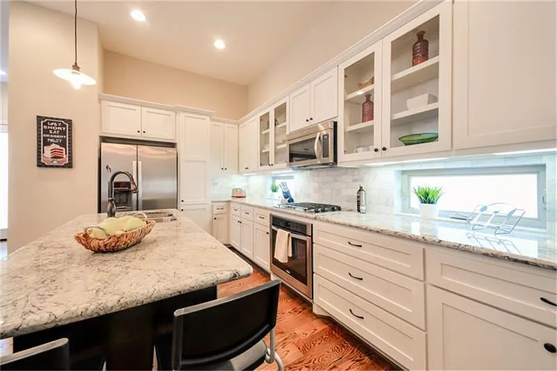3 bed, 3.5 bath, 2156 sqft, $925 — Photo 3