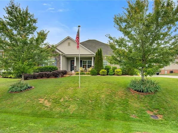 4843 Knollview Dr, Walkertown, NC 27051