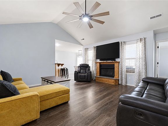 5th image of 1103 Mitchell Ln