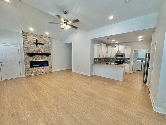 4th image of 410 Taylor Pl