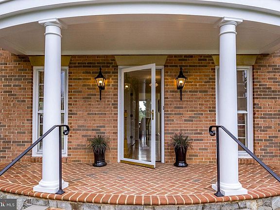 2nd image of 11327 Corobon Ln