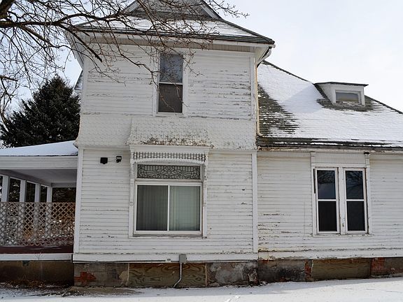 3rd image of 303 E Lincoln Way