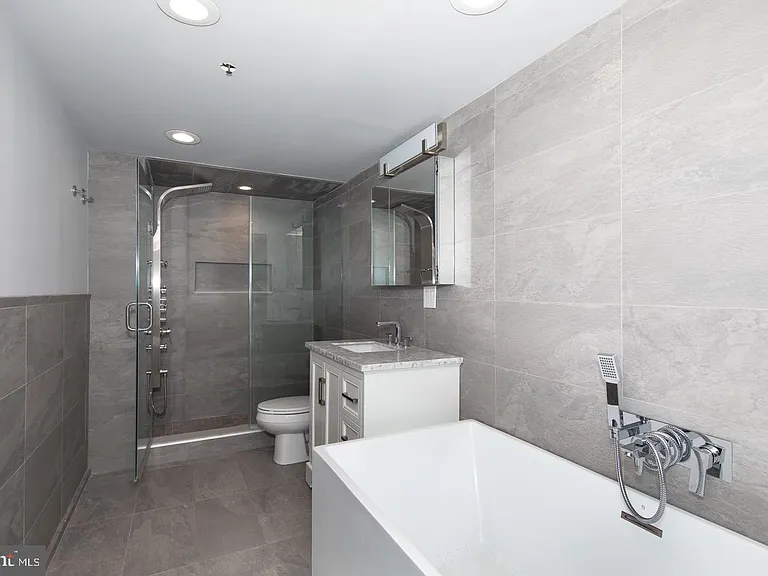 2200 Arch St #28-506-507 — Photo 30
