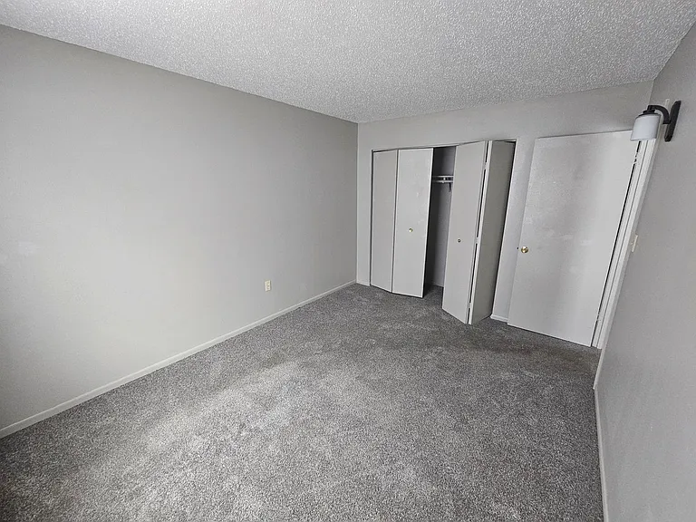 307 N Prairieview Rd — Photo 4
