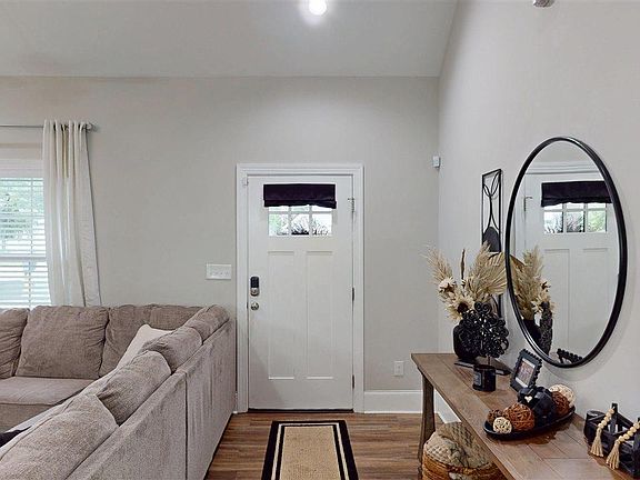 3rd image of 3977 Beckford St