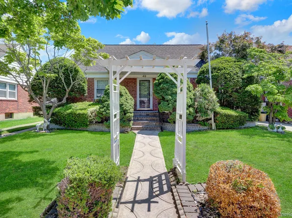 49 McAlester Avenue, Hicksville, NY 11801