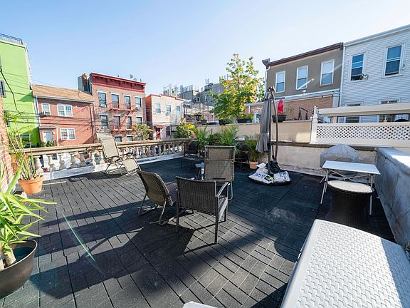 3rd image of 21-32 Hoyt Ave S #2