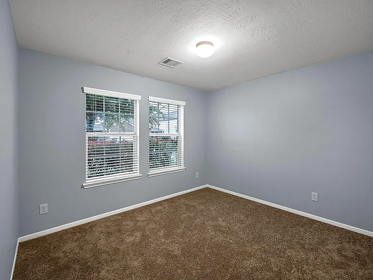 15710 Bannowsky Ln — Photo 4