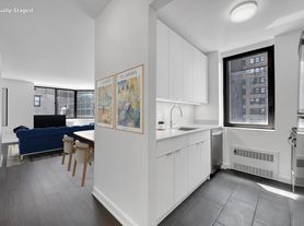 77 W 24th St