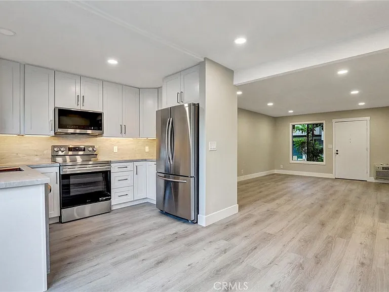 93 Streamwood — Photo 1