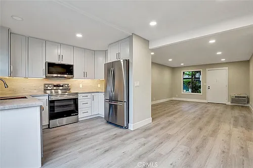 93 Streamwood Photo 1