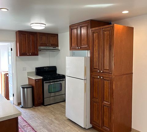3rd image of 3231 Amethyst St #2