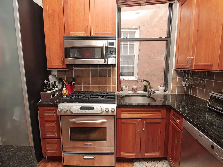 902 Pine St — Photo 2