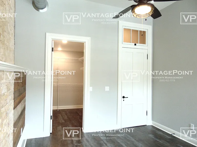 121-123 W Wisconsin Ave #121-1/2 — Photo 17