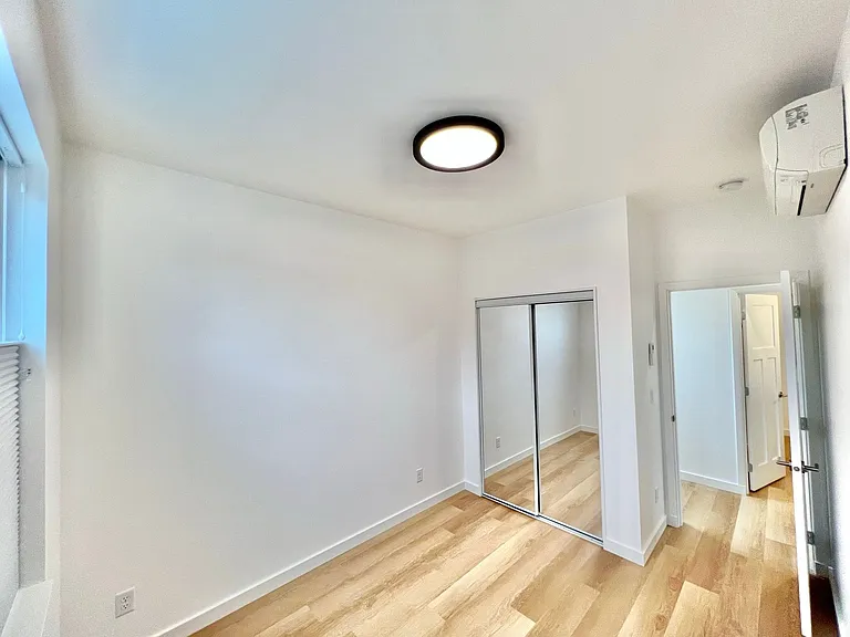 2223 Redwood Ave — Photo 4